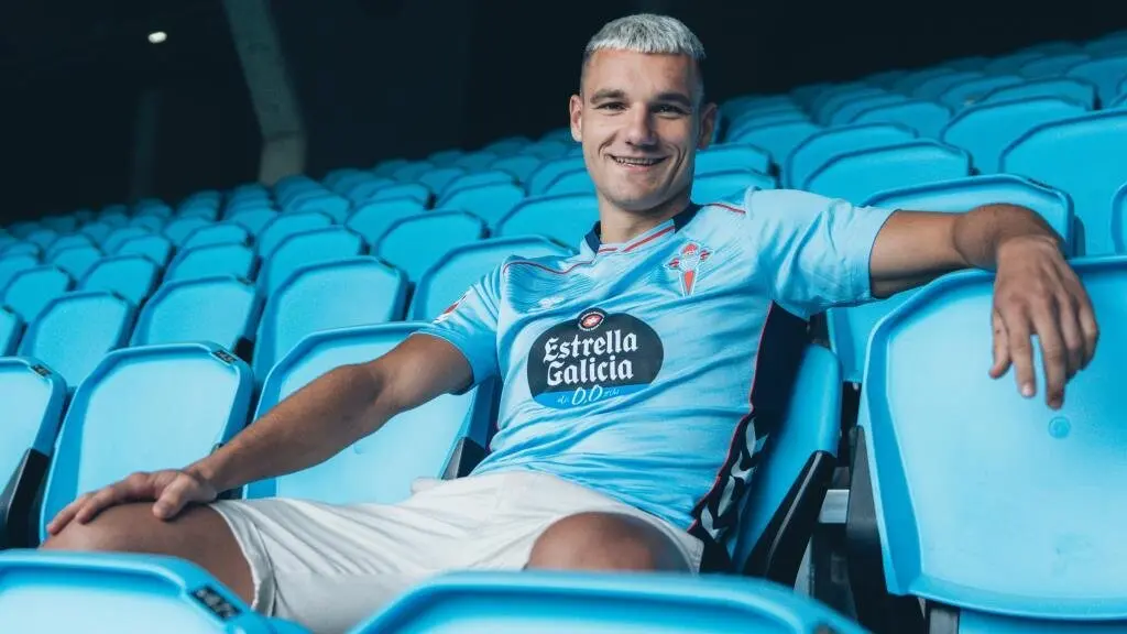 Ferran Jutgl&agrave; na bancadas de Bala&iacute;dos despois de asinar o seu compromiso co Celta, o 24 de xu&ntilde;o. (Foto: RC Celta)