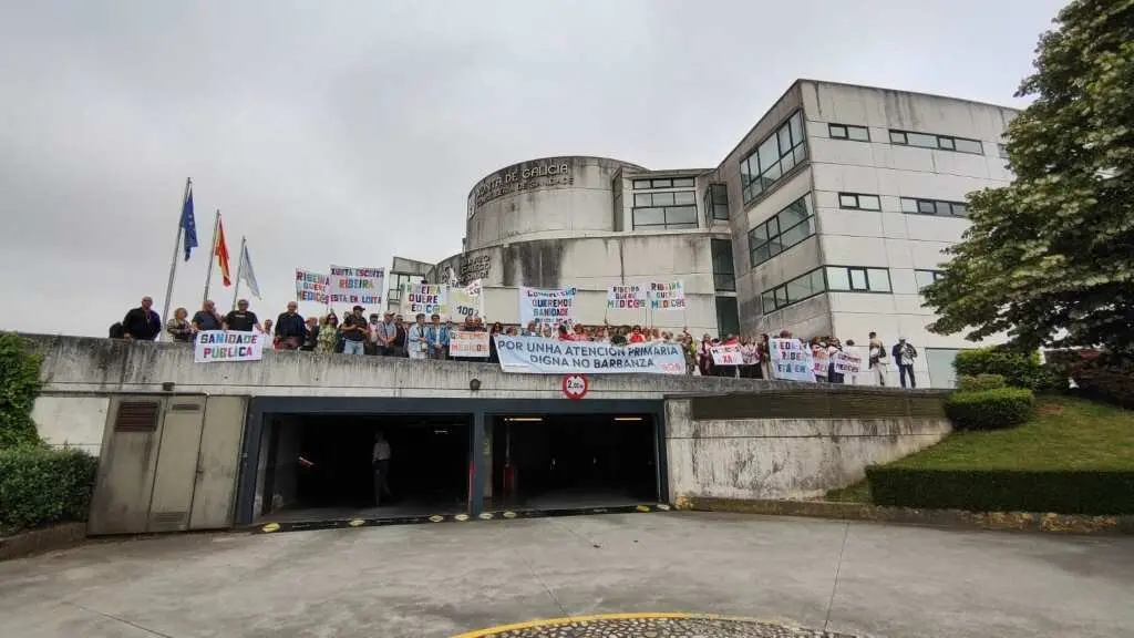 Protesta ante a sede do Sergas en Santiago o pasado 19 de xu&ntilde;o. (Foto: N&oacute;s Diario)