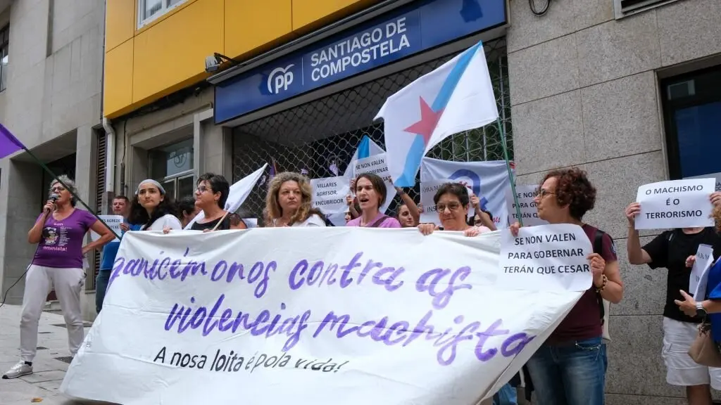 Concentraci&oacute;n ante a sede do PP en Compostela, este 25 de xu&ntilde;o. (Foto: Arxina)
