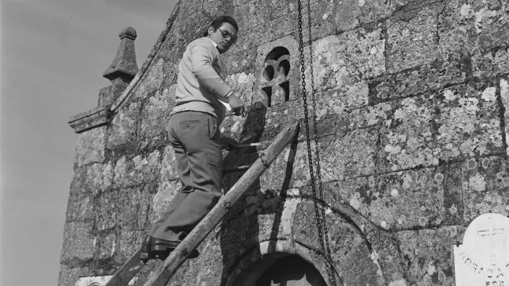 Rivas medindo a vent&aacute; xeminada da igrexa de Paradela en 1984. (Foto: Fernando del R&iacute;o)