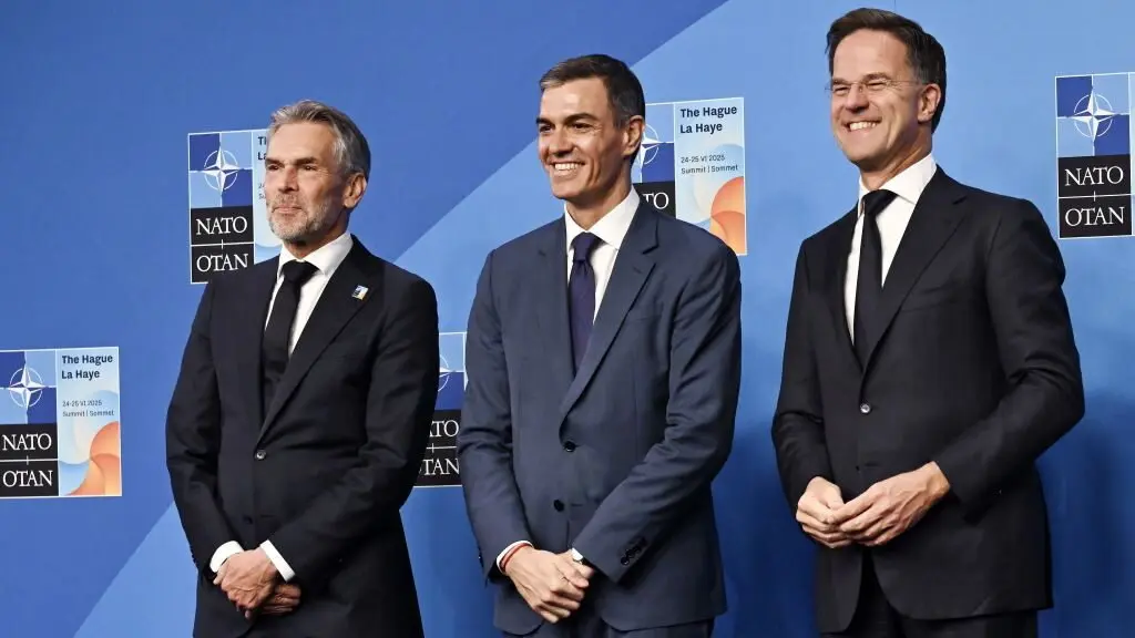 O primeiro ministro dos Pa&iacute;ses Baixos, Dick Schoof, Pedro S&aacute;nchez e o secretario xeral da OTAN, Mark Rutte, no cume da OTAN na Haia. (Foto: Ben Stansall / PA Wire / dpa )