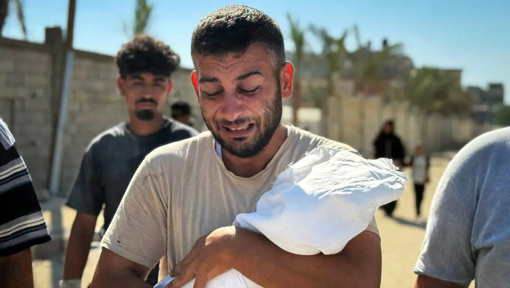 Beb&eacute; que morreu de fame en Gaza no contexto do xenocidio que perpetra Israel, o 26 de xu&ntilde;o de 2025. (Foto: Abdallah Alattar / APA Images via / DPA v&iacute;a Europa Press)