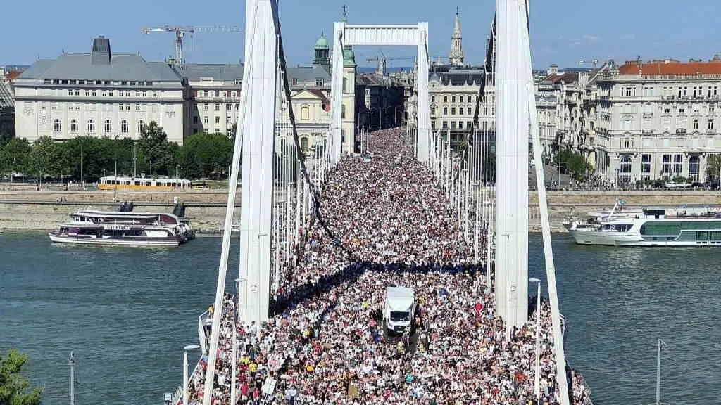 Unha das potnes de Budapest sobre o Danubio ateigada de persoas en fedensa dos dereitos da comunidade LGBTIQ+. (Foto: @nattilak)