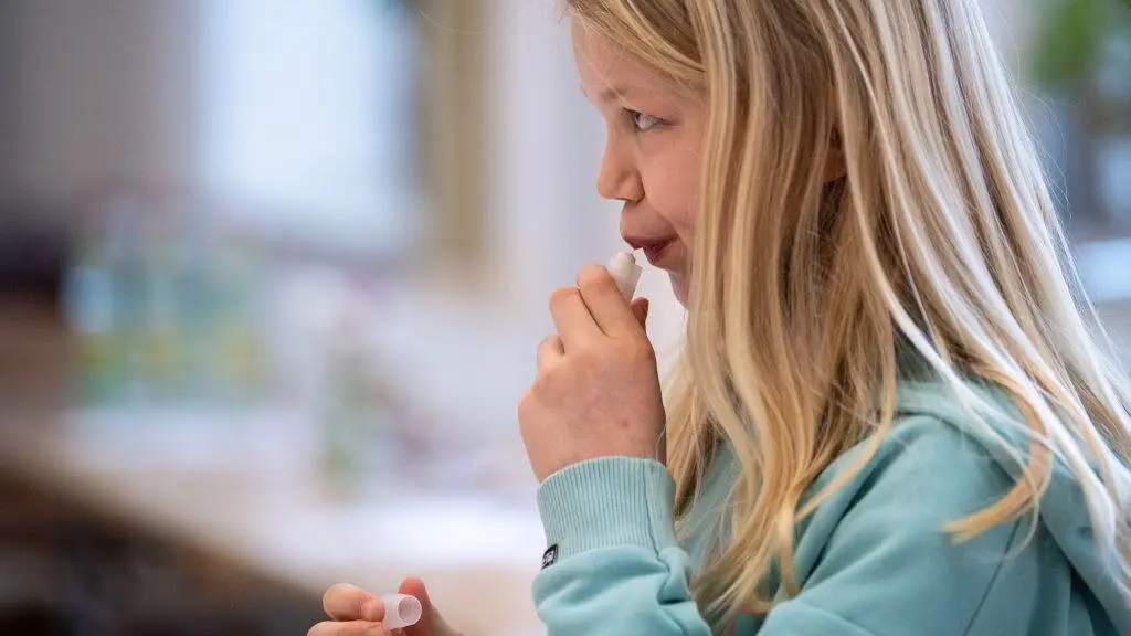 Unha nenna deposita unha mostra de saliva nun tubo de ensaio. (Foto: Martha (10 years old), a pupil in the fourth grade of an elementary school, puts her saliva sample into a test tube during a self-administered coronavirus test. Photo: Matthias Balk/dpa)