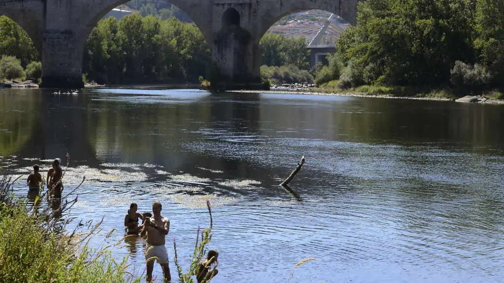 Ba&ntilde;istas na praia da Antena no r&iacute;o Mi&ntilde;o, en Ourense. (Foto: Rosa Veiga / Europa Press)