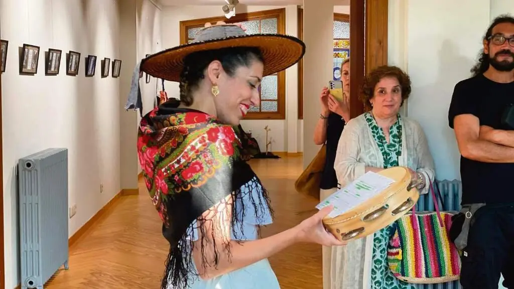A ilustradora e mestra Sara Iglesias na inauguraci&oacute;n da exposici&oacute;n. (Foto: Agosti&ntilde;o Iglesias)