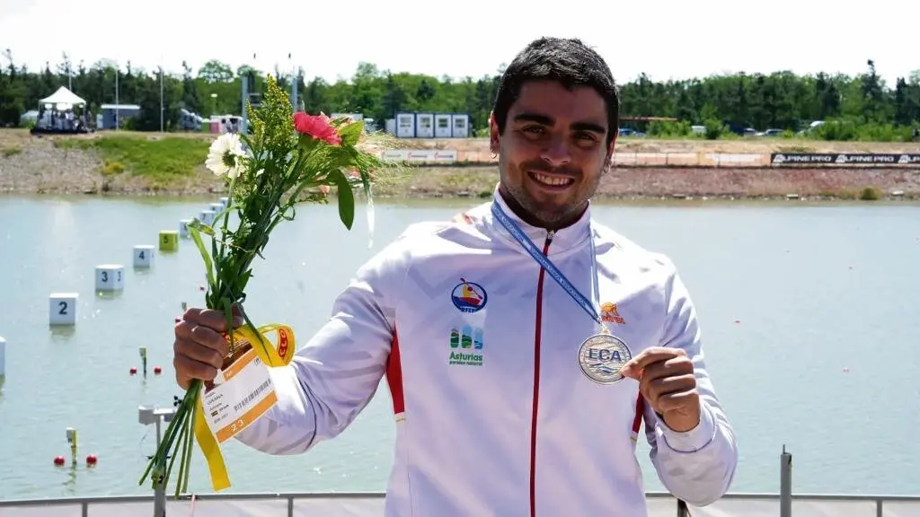 O padexeiro cangu&eacute;s Pablo Gra&ntilde;a presumindo do seu ouro en Racice (Rep&uacute;blica Checa). (Foto: RFEP)