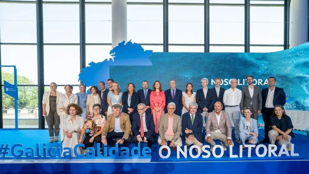 A conselleira do Medio Ambiente, &Aacute;ngeles V&aacute;zquez (no centro), esta terza feira, nun acto para conmemorar a asunci&oacute;n das competencias sobre o litoral. (Foto: Xunta da Galiza)