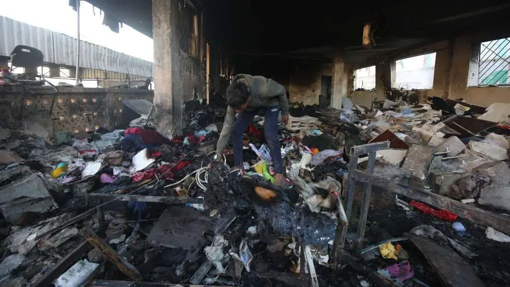 Un mozo entre os cascallos dos edificios en Gaza, esta quinta feira 3 de xullo. (Foto: Omar Ashtawy / Zuma Press / ContactoPhoto v&iacute;a Europa Press)