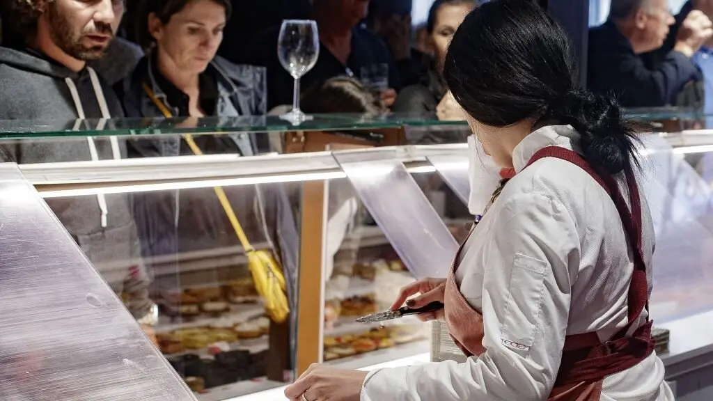 EuropaPress_2369560_camarera_barra_bar_reposteria_madrid