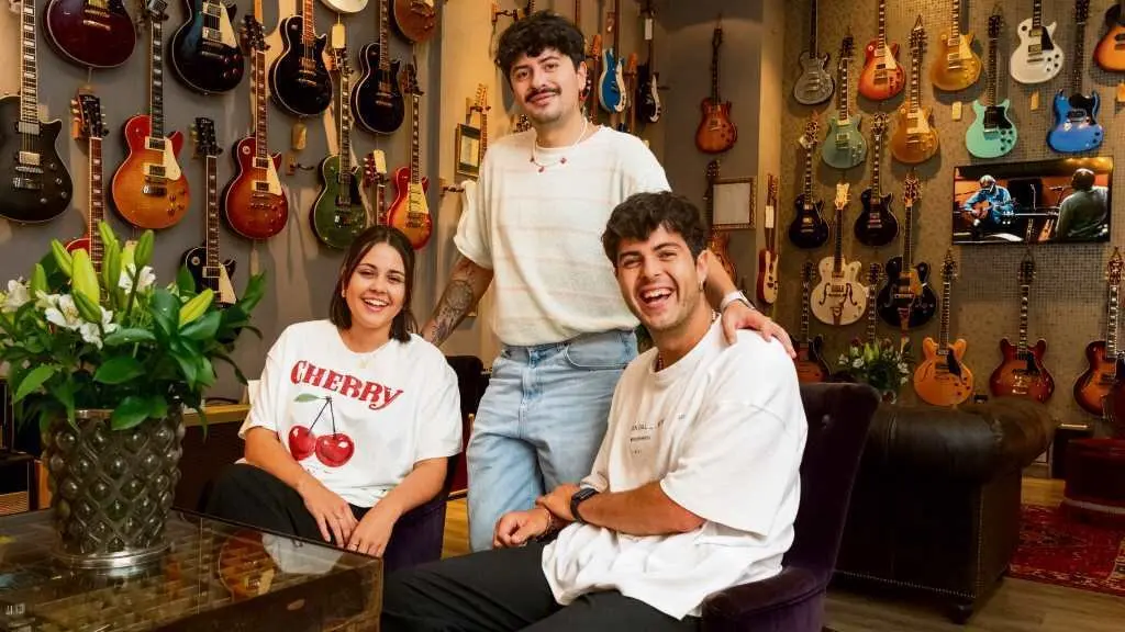 Ant&iacute;a V&aacute;zquez, Eloy V&aacute;zquez e Pablo Castro forman Alana, ga&ntilde;adora do Runas do ano pasado e que actuar&aacute; este s&aacute;bado. (Foto: Arxina)