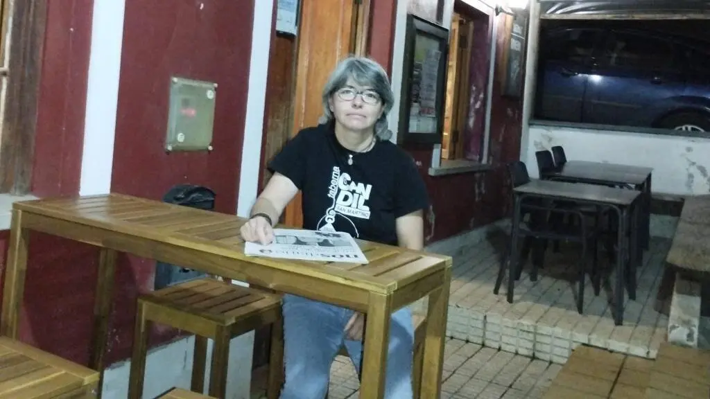 F&aacute;tima Solloso, a respons&aacute;bel da taberna O Candil, no exterior do local. (Foto: N&oacute;s Diario)