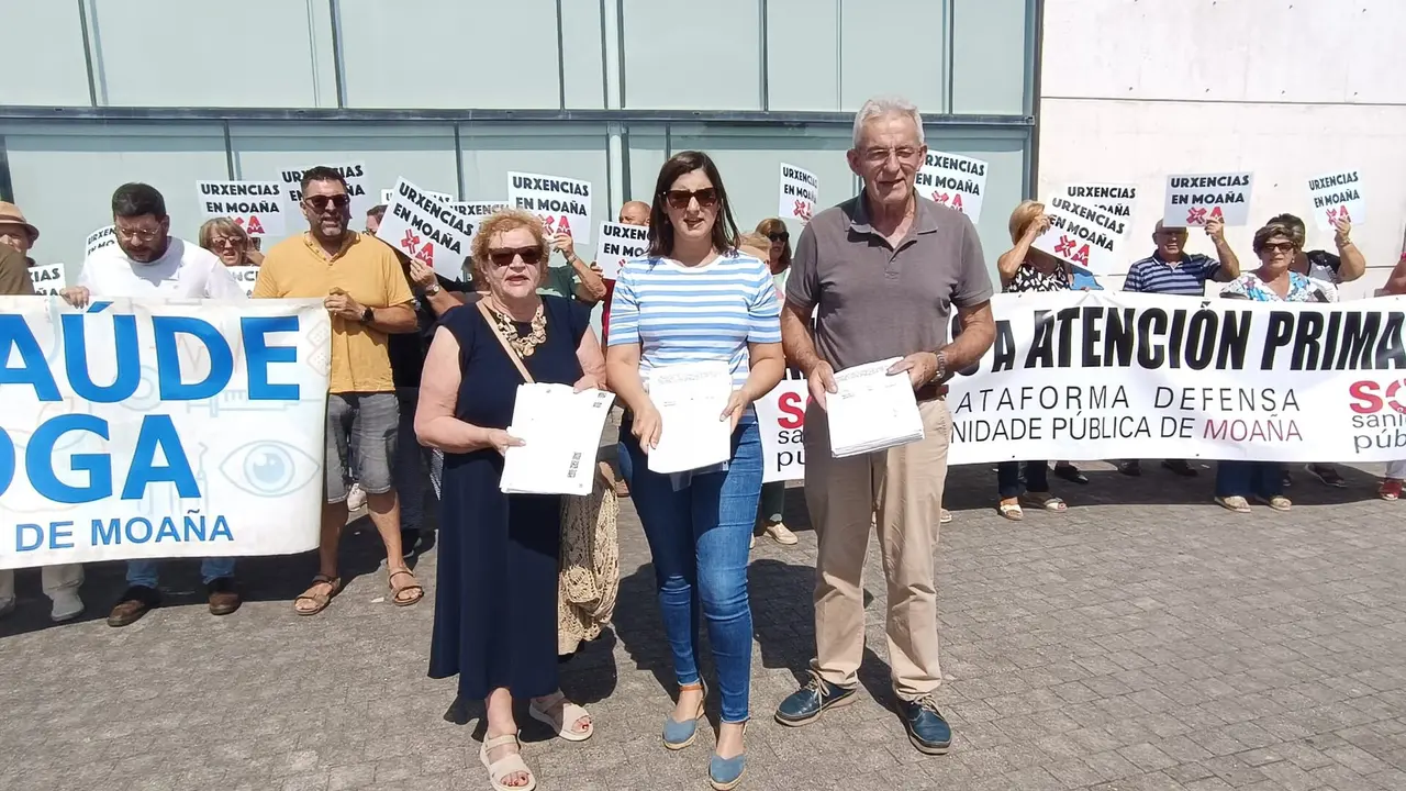 A alcaldesa de Moa&ntilde;a, Leticia Santos, no centro, amosando as sinaturas entregadas. (Foto: N&oacute;s Diario)
