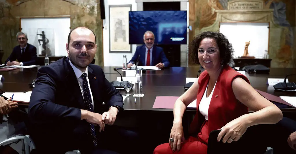 La consejera de Econom&iacute;a y Finanzas, Al&iacute;cia Romero (d), el ministro de Pol&iacute;tica Territorial y Memoria Democr&aacute;tica de Espa&ntilde;a, &Aacute;ngel V&iacute;ctor Torres (c), y el consejero de la Presidencia
Albert Dalmau Miranda (i), durante la Comisi&oacute;n bilateral Estado-Generalitat, en el Palau de la Generalitat, a 14 de julio de 2025, en Barcelona, Catalu&ntilde;a (Espa&ntilde;a). La Comisi&oacute;n Bilateral Estado-Generalitat es el &oacute;rgano institucional para negociar y acordar cuestiones clave entre ambos gobiernos. La reuni&oacute;n de hoy en Barcelona se centra en pactar un nuevo modelo de financiaci&oacute;n para Catalu&ntilde;a, con el objetivo de aumentar su autogobierno fiscal y sentar las bases para una posible reforma federal del sistema auton&oacute;mico espa&ntilde;ol

David Zorrakino / Europa Press
14/7/2025