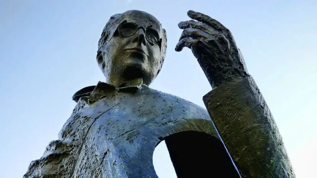 Detalle da estatua de Castelao en Pontevedra. (Foto: Juan Tiagues)