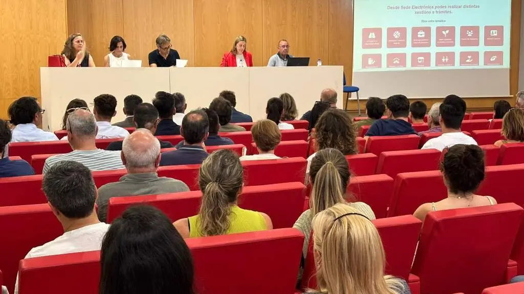 Reuni&oacute;n que mantiveron esta cuarta feira 16 de xullo membros do Goberno local de Compostela con representantes do sector hostaleiro da cidade. (Foto: N&oacute;s Diario)