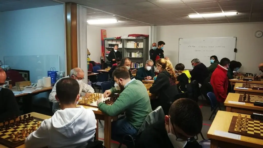Partidas de xadrez durante a Liga Galega de Xadrez de 2022. (Foto: N&oacute;s Diario)