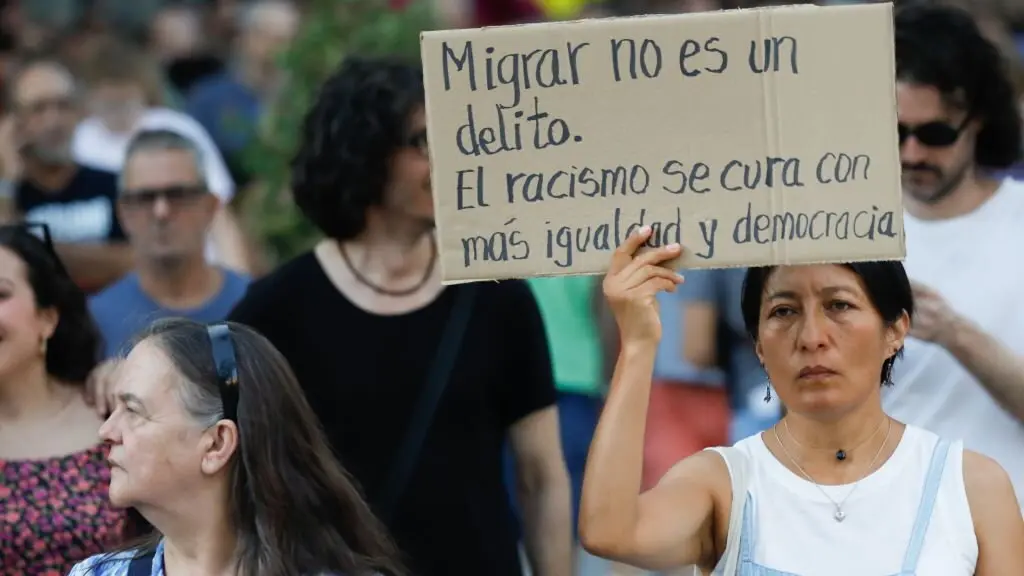 Detalle da concentraci&oacute;n antirracista que tivo lugar en Murcia a segunda feira tras os ataques xen&oacute;fobos de Torre Pacheco. (Foto: Edu Botella / Europa Press)