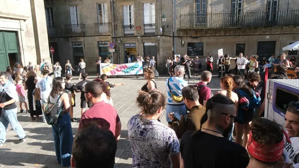 Cadea humana organizada esta quinta feira na praza do Toural de Compostela. (Foto: Arxina)