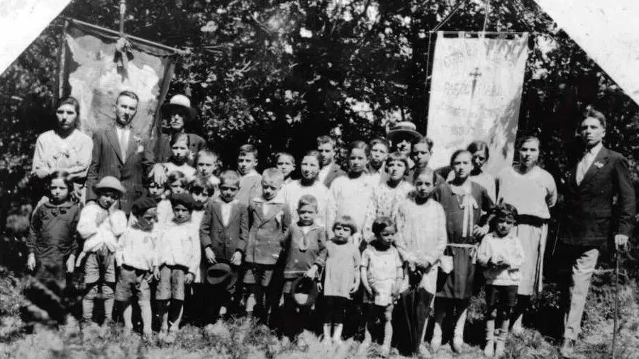 Festa das escolas emigrantes da Estrada na carballeira de Pereiri&ntilde;os nos anos 20. (Foto: Arquivo de Xo&aacute;n Carlos Garrido)