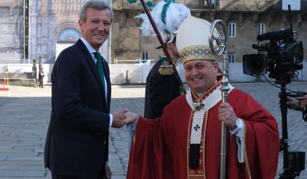 EuropaPress_6873287_presidente_xunta_alfonso_rueda_arzobispo_santiago_francisco_jose_prieto