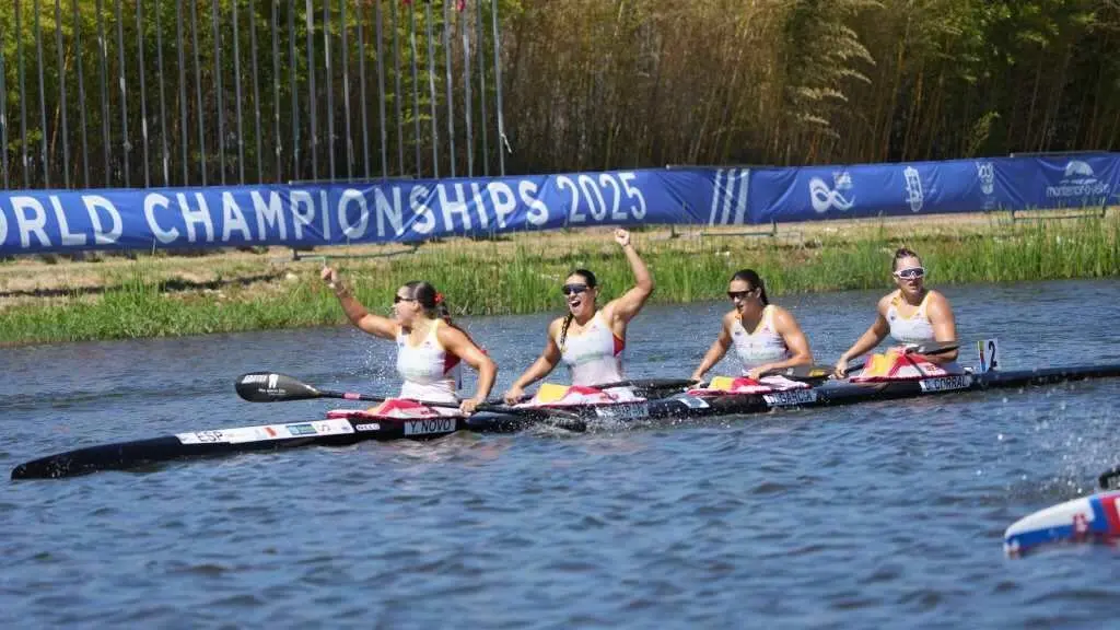 Yaiza Novo e Sara Dur&aacute;n, xunto a Carla Corral e Daniela Garc&iacute;a, esta sexta feira. (Foto: FGP)