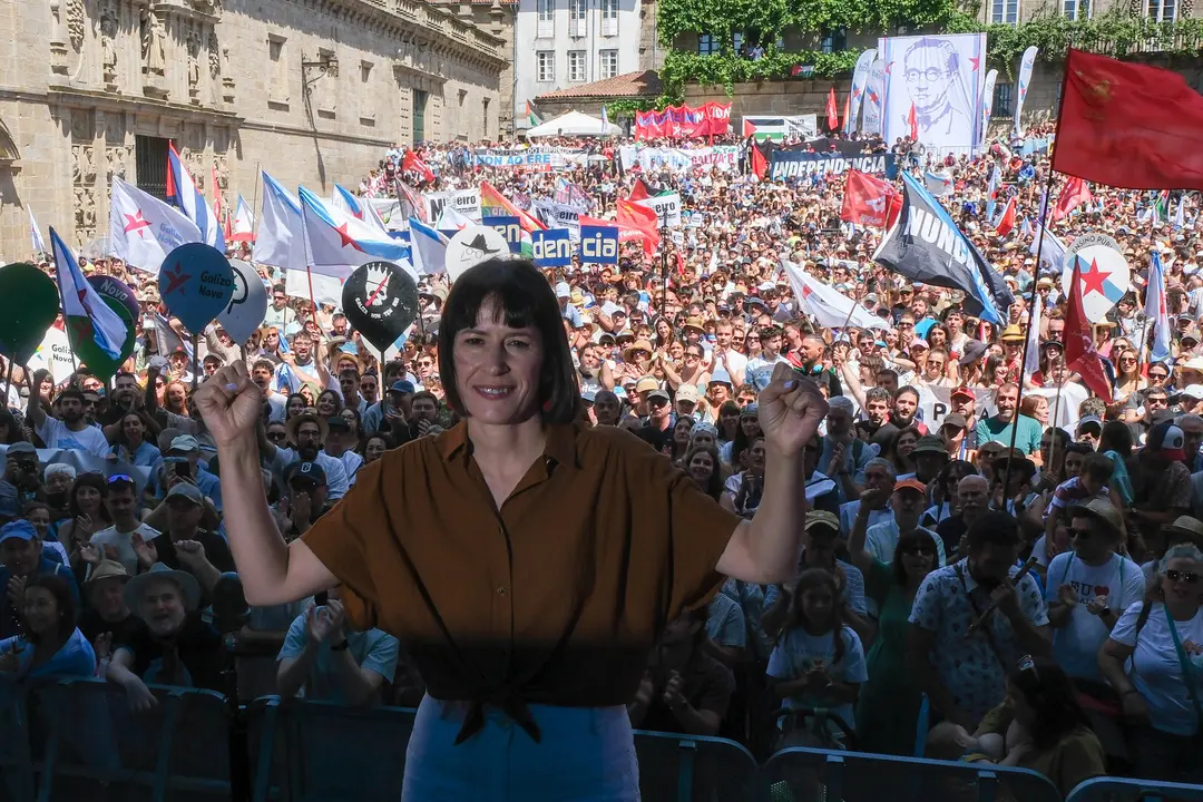 A portavoz nacional do BNG, Ana Pont&oacute;n, esta sexta feira, na praza da Quintana. (Foto: Arxina)