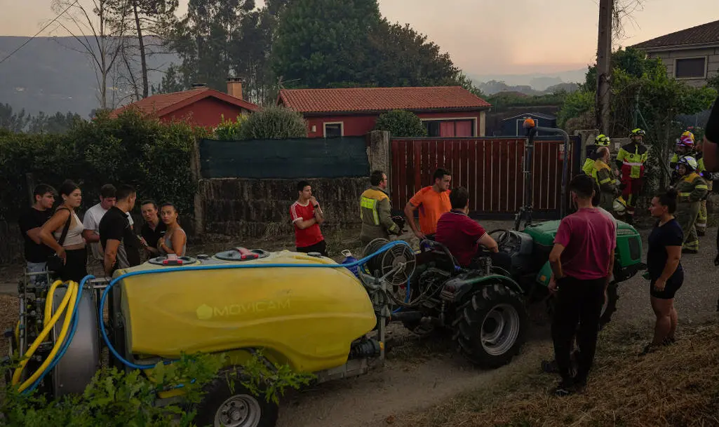 EuropaPress_6881302_varias_personas_colaboran_extincion_fuego_29_julio_2025_arbo_pontevedra