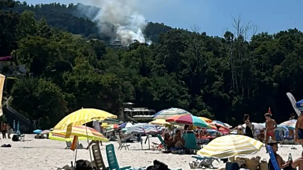 Incendio en Bueu desde a praia de Lapaman. (Foto: N&oacute;s Diario)