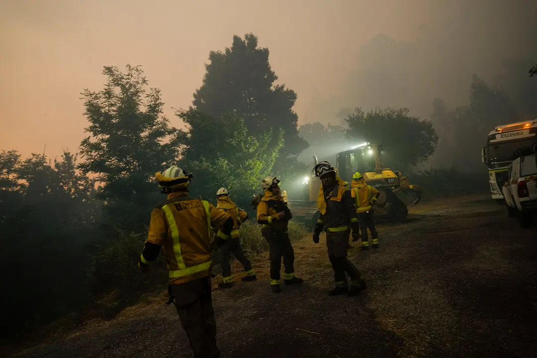 EuropaPress_6882597_varias_personas_trabajan_labores_extincion_30_julio_2025_caniza_pontevedra