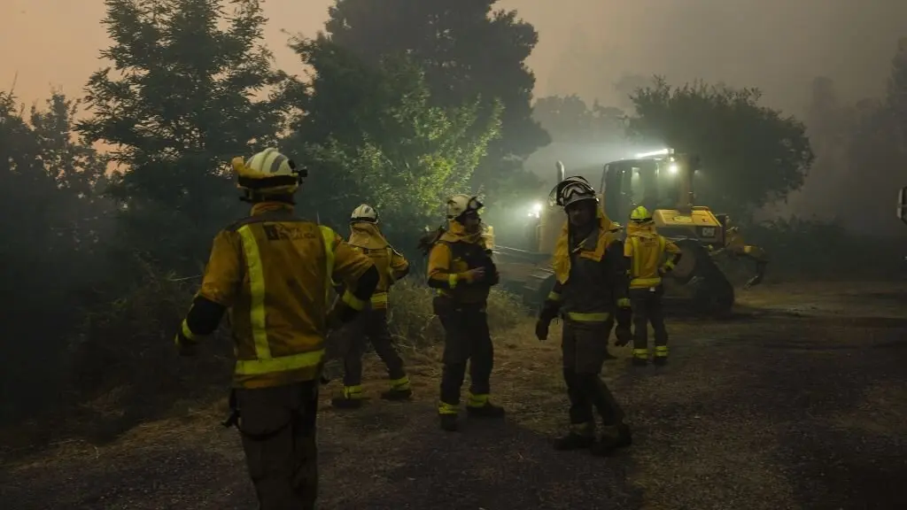 Bombeiros forestais traballando  na extinci&oacute;n do gran fogo forestal da Caniza. (Foto: Adri&aacute;n Irago / Europa Press)