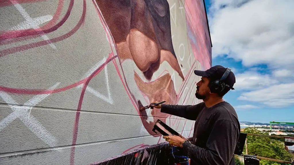 Crist&oacute;bal Persona pintando 'O charanguista andino' na edici&oacute;n do festival do pasado ano. (Foto: Juanpa Ameneiros)