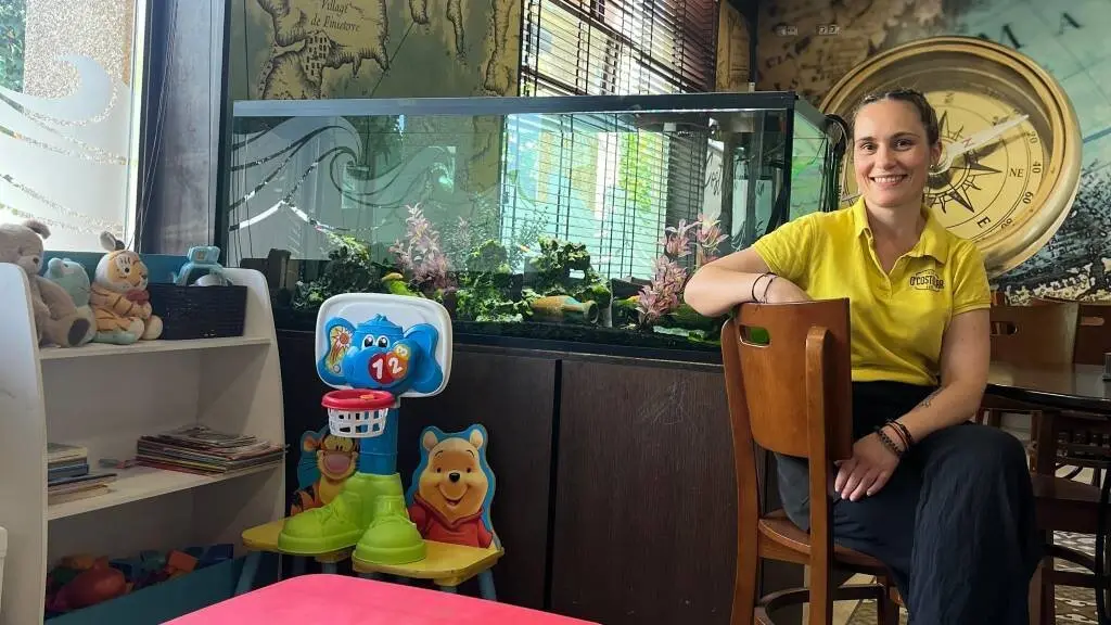 Conchi Mart&iacute;nez, propietaria do Costillar, dentro do local. (Foto: N&oacute;s Diario)