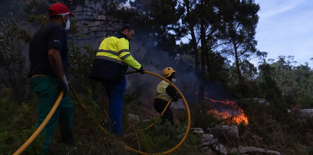 EuropaPress_6892575_varias_personas_tratan_extinguir_fuego_agosto_2025_ponteceso_coruna_galicia