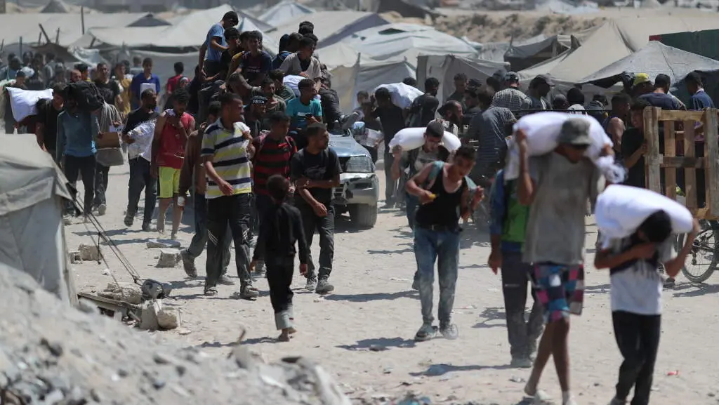 Palestinos cargan axuda humanitaria na Cidade de Gaza, no norte da Faixa, o 7 de agosto de 2025. (Foto: Omar Ashtawy / APA Images v&iacute;a ZUMA Press / DPA v&iacute;a Europa Press)