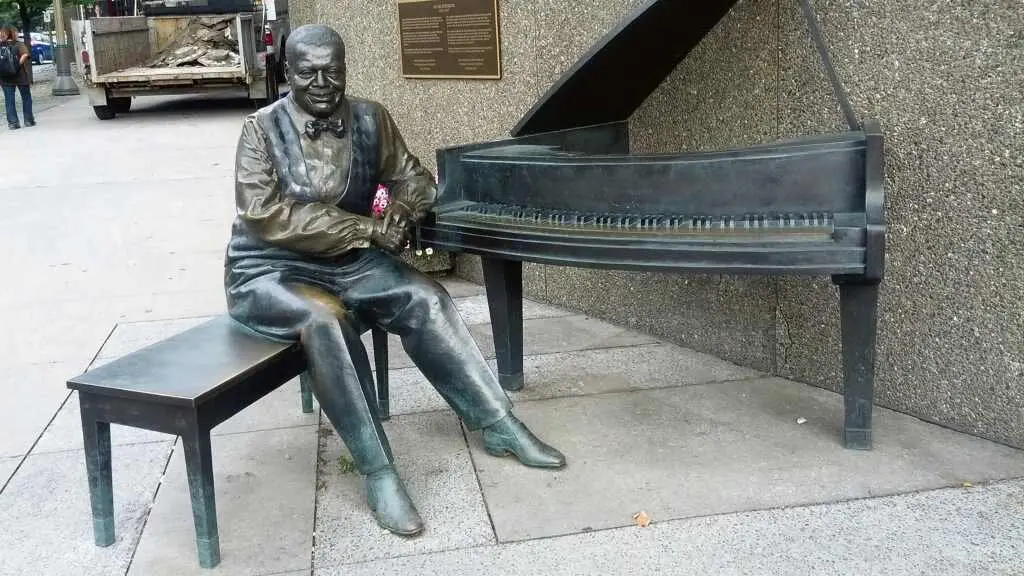 Estatua en honor a Oscar Peterson na cidade de Ottawa, no Canad&aacute;. (Foto: Andrevruas)