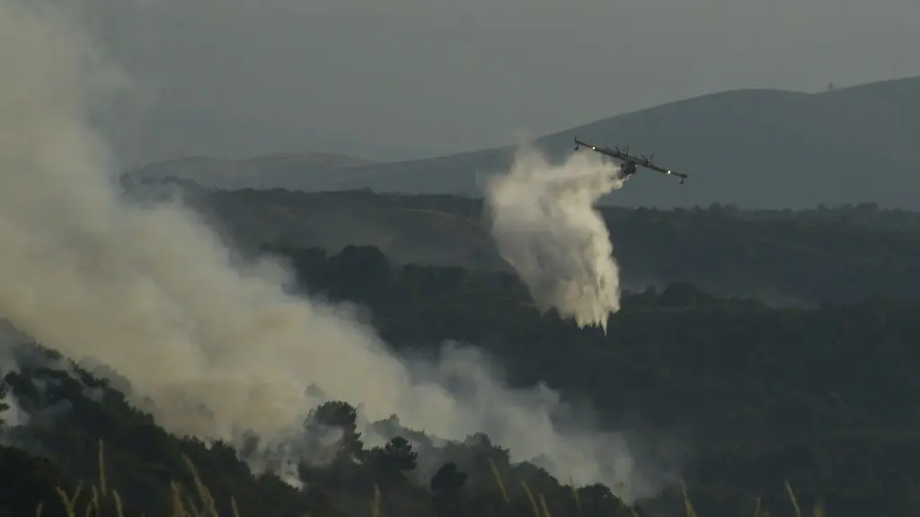 Un avi&oacute;n lanza auga durante un dos operativos contra a vaga de fogos deste ver&aacute;n. (Foto: Rosa Veiga / Europa Press)