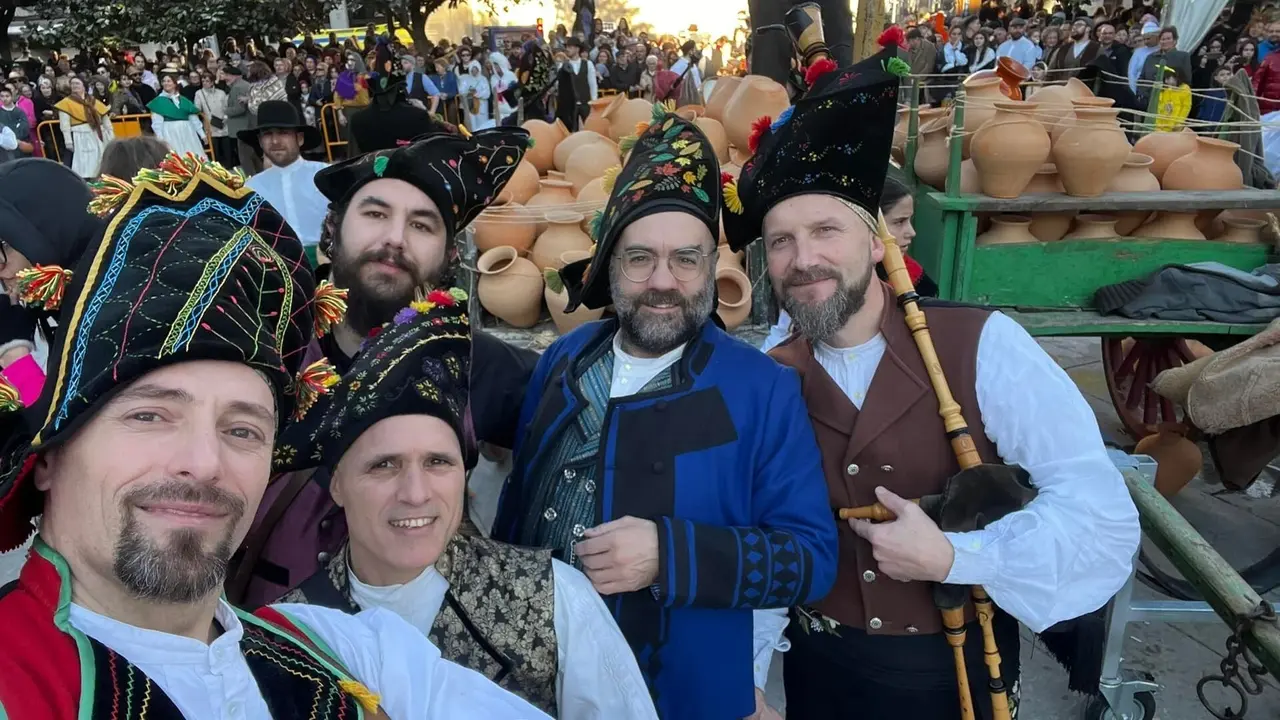 Os Carunchos homenaxean Manuel Mar&iacute;a neste concerto en formato ruada.