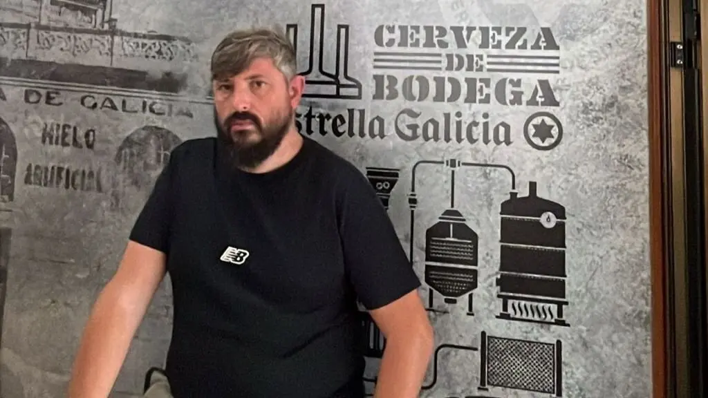 Eduardo Teira, un dos socios encargados do Solpor de Noia, no estabelecemento. (Foto: N&oacute;s Diario)