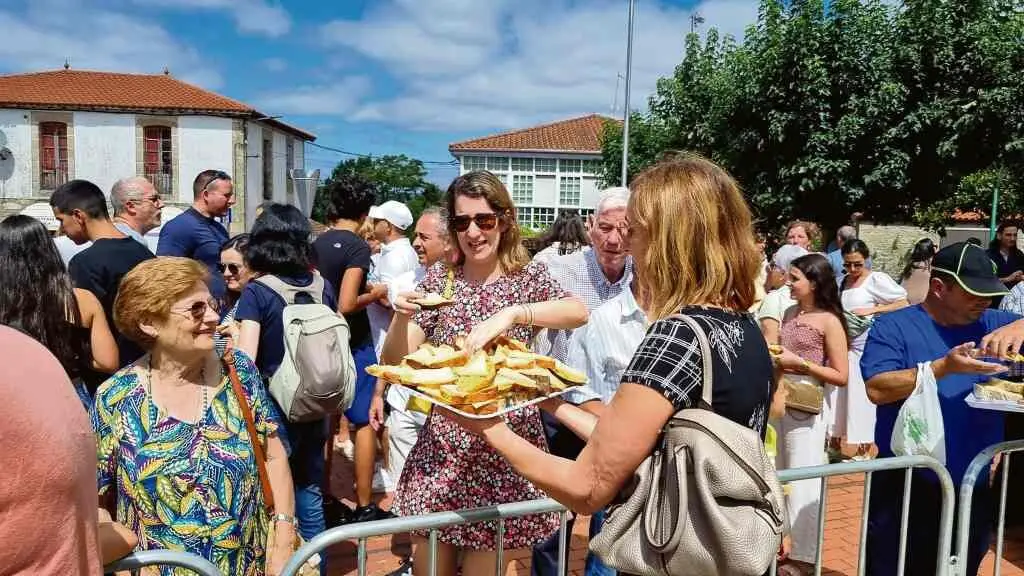 Distribuci&oacute;n de rosca con queixo en Sober na edici&oacute;n de 2024. (Foto: Concello de Sober)