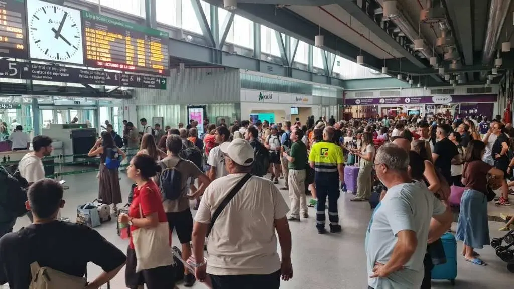 Multitude de persoas agardan na estaci&oacute;n de Santiago de Compostela ante o atraso dos trens. (Foto: M. M.)