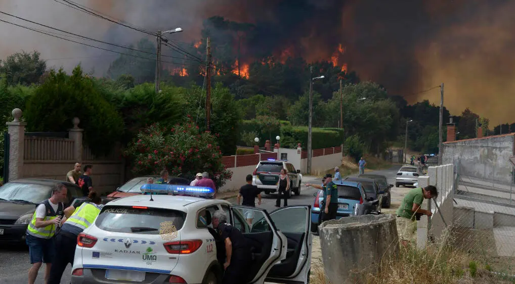 Vecinos de Alto do Cumial, polic&iacute;as, vecinos... en  el moento de evacuaci&oacute;n de los habitantes de la zona en la extinci&oacute;n incendio de Seixalbo, Ourense 12/08/25. Foto Rosa Veiga