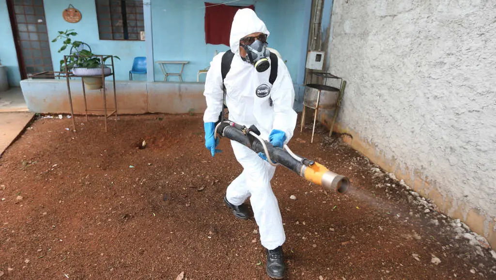 Fumigaci&oacute;n con insecticida dos mosquitos que transmiten o chikungunya en Bras&iacute;lia, no Brasil, o pa&iacute;s con m&aacute;is casos do mundo. (Foto: Lucio Tavora / Europa Press / Contacto)