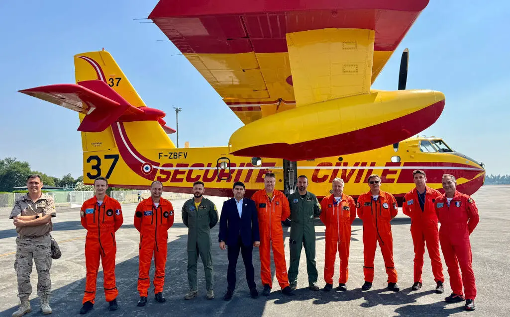 EuropaPress_6901421_aterrizan_santiago_dos_hidroaviones_franceses