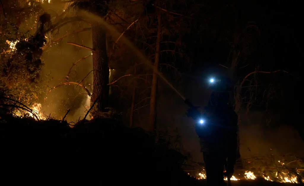 Bomberos forestales en Vences (Monterrei) en el incendio que comenz&oacute; hace dos d&iacute;as en el vecino municipio de O&iacute;mbra y que se fue extendiendo por diferentes municipios de la comarca de Monterrei (Ourense)
