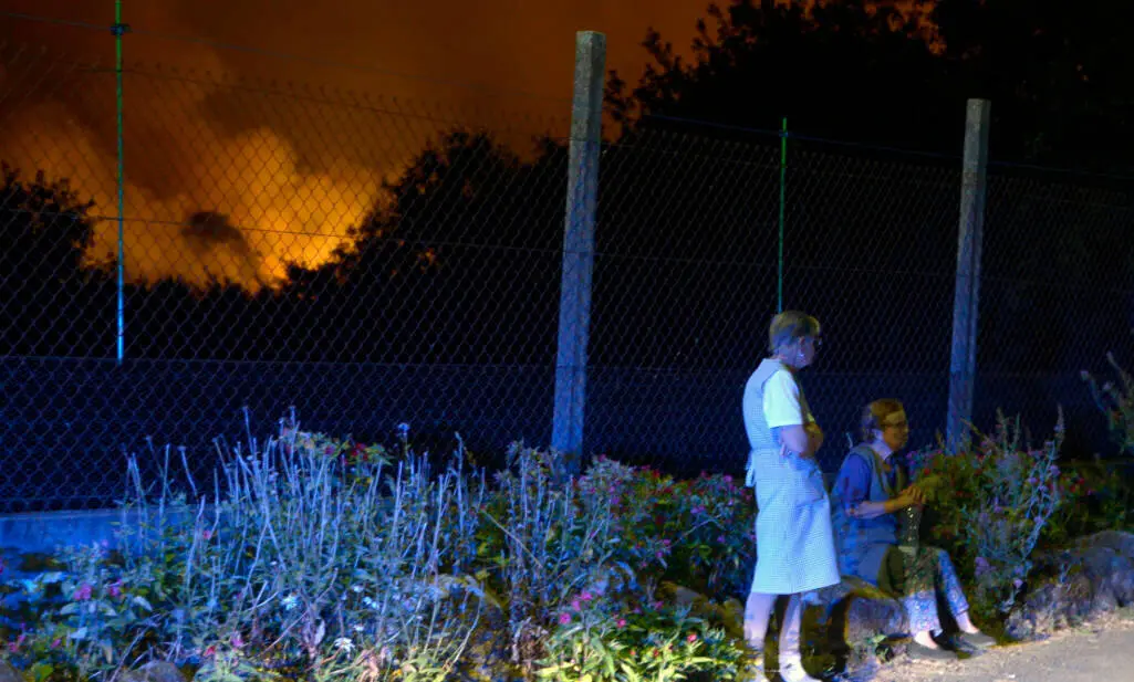 Vecinas de Rebordondo (Cualedro) desveladas por la proximidad del incendio que comenz&oacute; hace dos d&iacute;as en el vecino municipio de O&iacute;mbra y que se fue extendiendo por diferentes municipios de la comarca de Monterrei (Ourense)