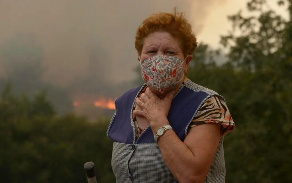 Vecinas y vecinos luchan contra el fuego que lleg&oacute; durante la tarde  a la localidad de Vilela (Cualedro) tras la reactivaci&oacute;n de un frente del incendio originado hace dos d&iacute;as en el municipio vecino de O&iacute;mbra.Cualedro 15/08/25. foto Rosa Veiga