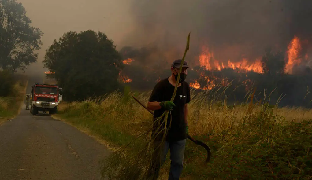 Veci&ntilde;anza loita contra o lume na localidade de Vilela, en Cualedro (Comarca de Ver&iacute;n) (Foto: Rosa Veiga / Europa Press)