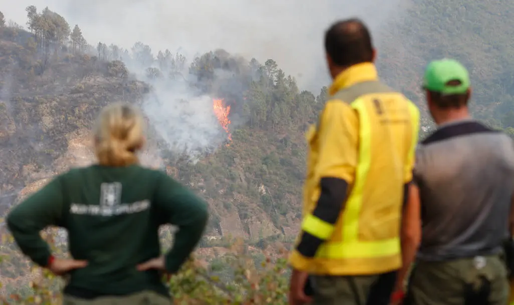 Quiroga, Lugo. Arde la Serra do Courel en el municipio de Quiroga. El fuego, procedente del incendio en el Concello ourensano de Larouco, pas&oacute; en la noche de ayer el R&iacute;o Sil en m&aacute;s de 15 puntos distintos. Aldeas como Bendollo, Centeais, Ferreira o Alvaredos han quedado cercadas por las llamas
