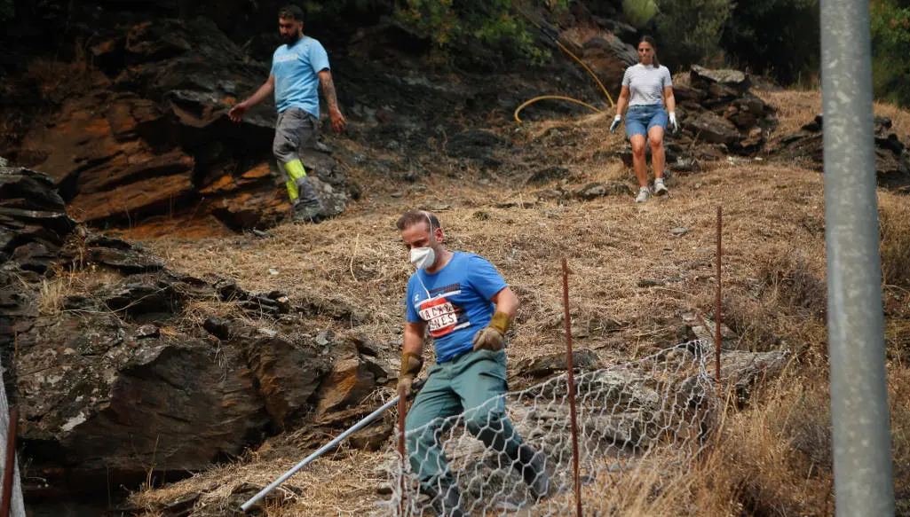 Quiroga, Lugo. Arde la Serra do Courel en el municipio de Quiroga. El fuego, procedente del incendio en el Concello ourensano de Larouco, pas&oacute; en la noche de ayer el R&iacute;o Sil en m&aacute;s de 15 puntos distintos. Aldeas como Bendollo, Centeais, Ferreira o Alvaredos han quedado cercadas por las llamas